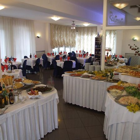 Hotel Mediterraneo เปซาโร ภายนอก รูปภาพ