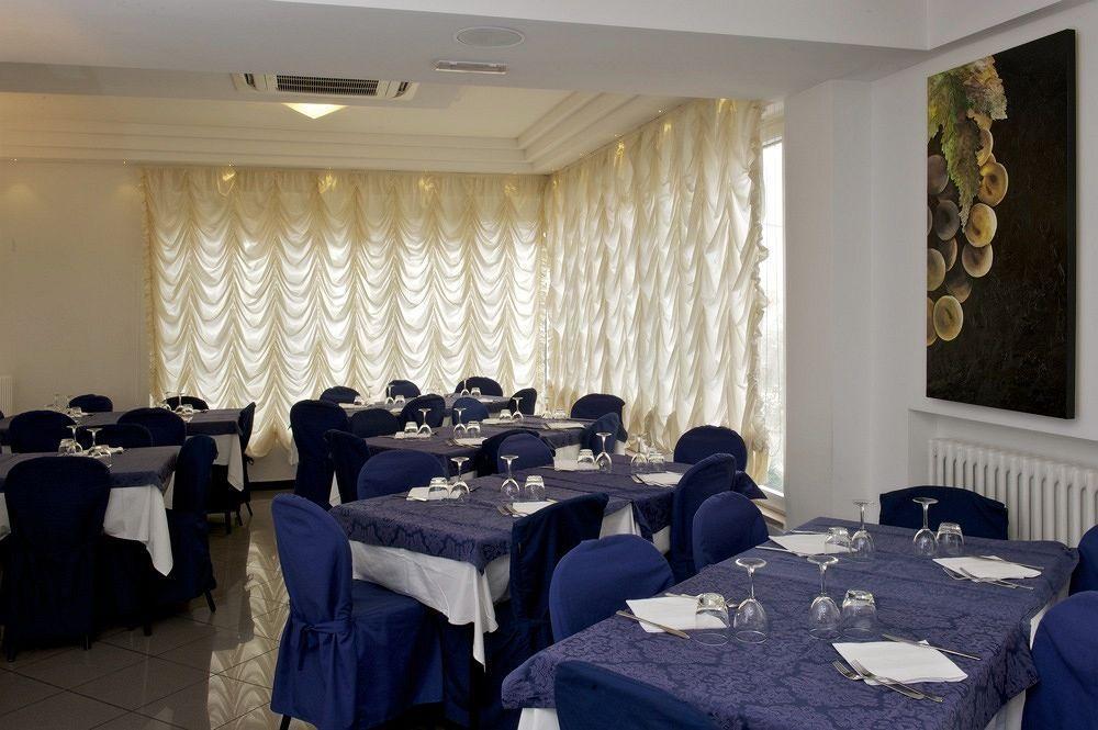 Hotel Mediterraneo เปซาโร ภายนอก รูปภาพ