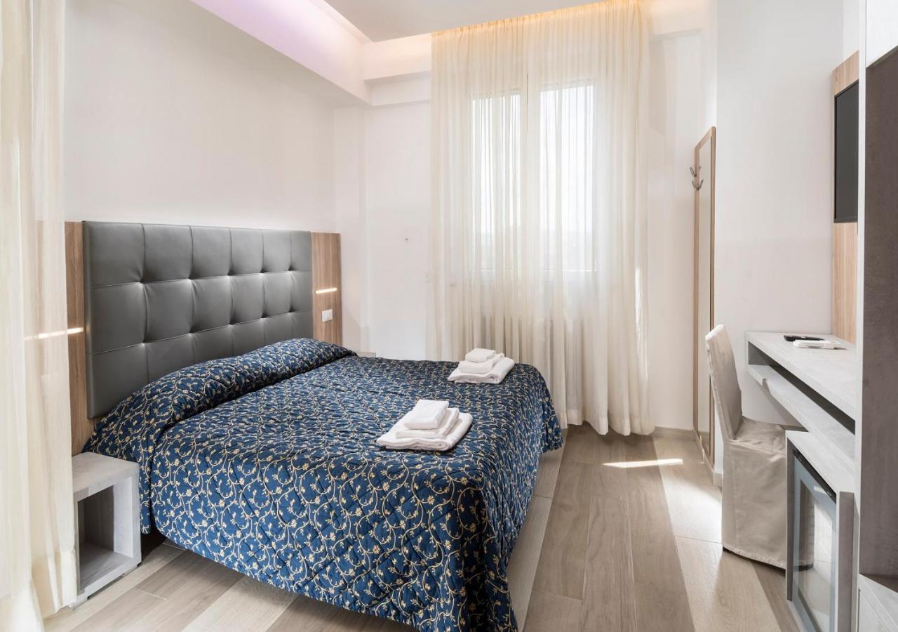Hotel Mediterraneo เปซาโร ภายนอก รูปภาพ