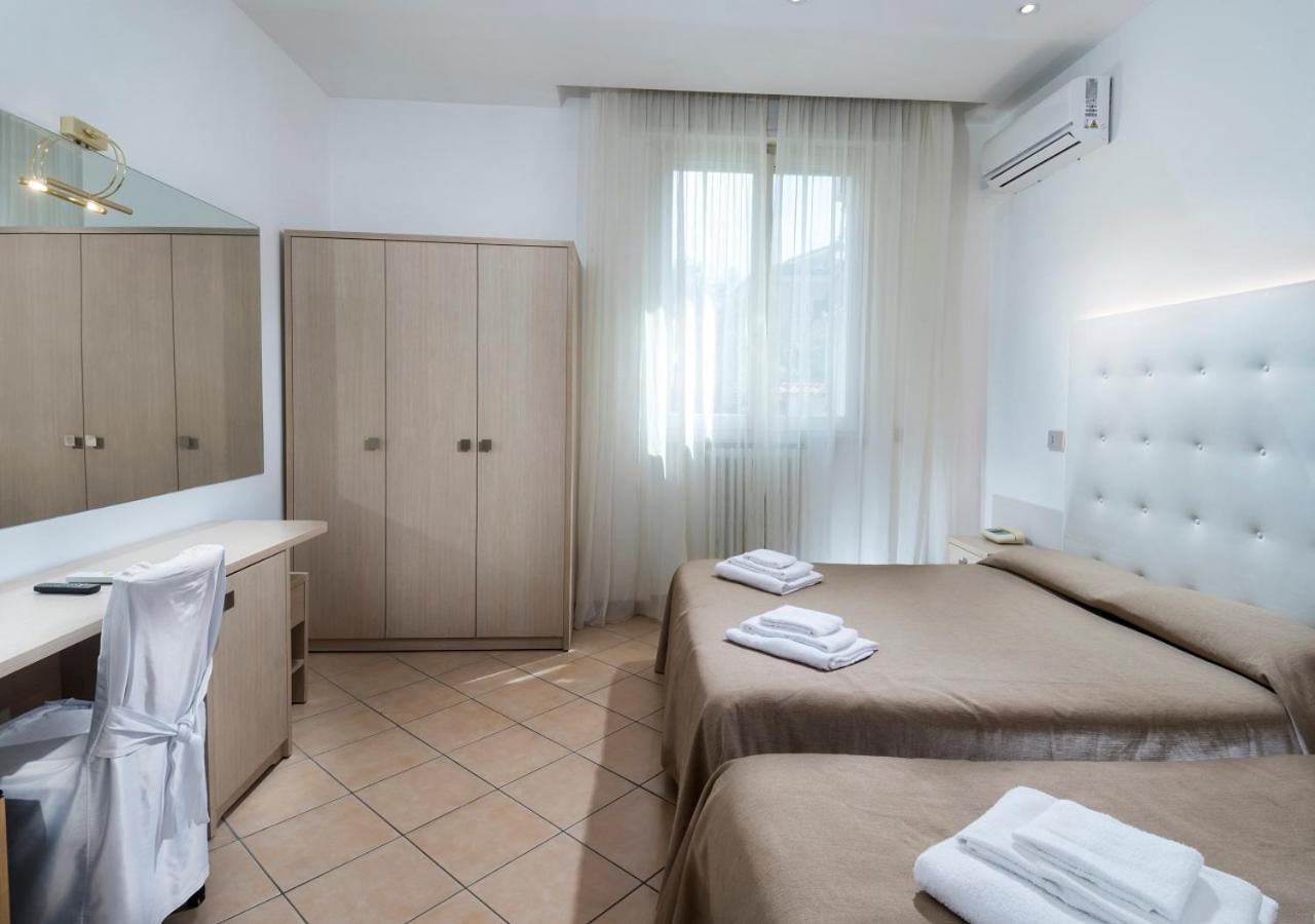 Hotel Mediterraneo เปซาโร ภายนอก รูปภาพ