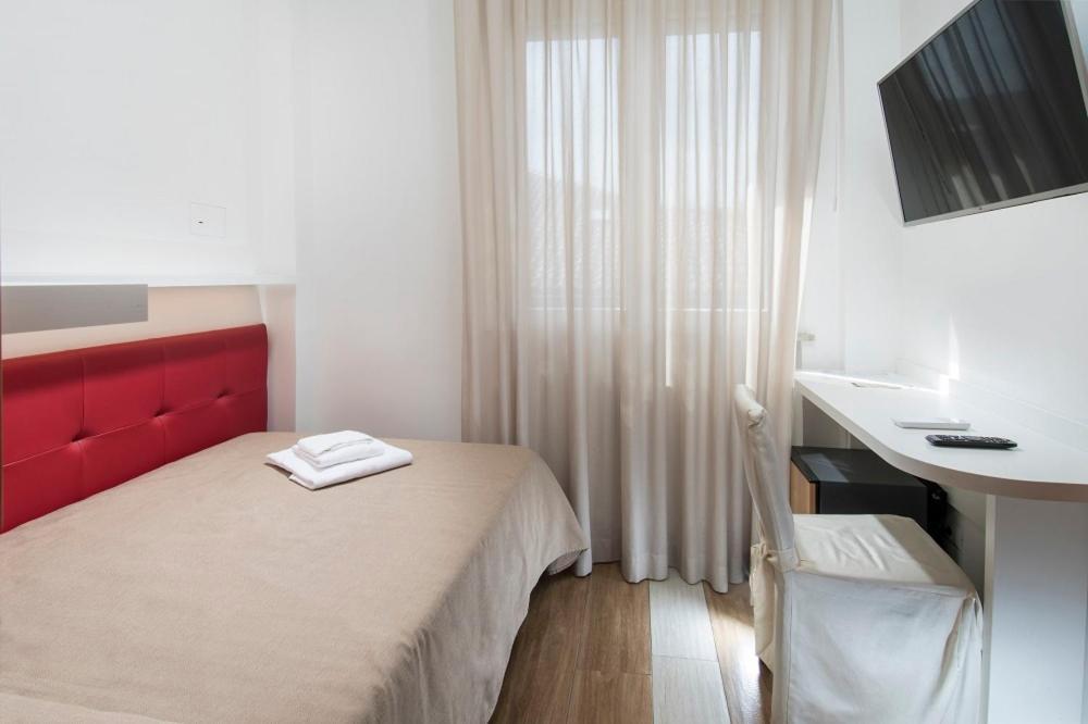 Hotel Mediterraneo เปซาโร ภายนอก รูปภาพ