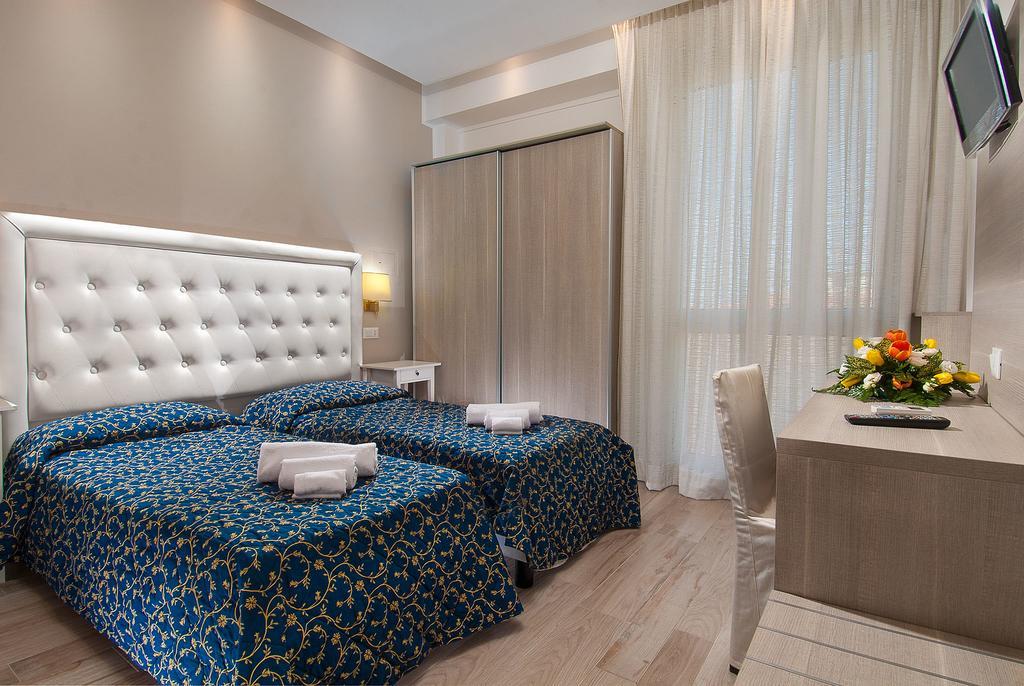 Hotel Mediterraneo เปซาโร ภายนอก รูปภาพ