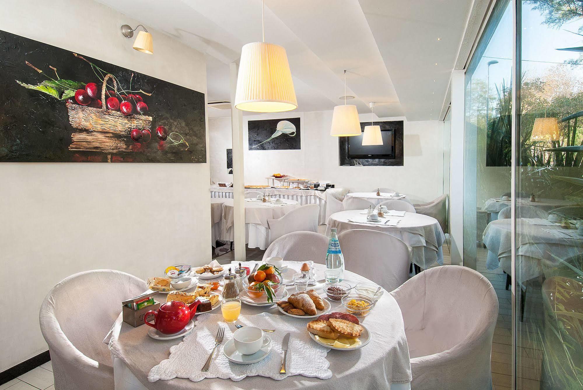 Hotel Mediterraneo เปซาโร ภายนอก รูปภาพ